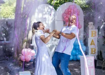 A alegria da influenciadora digital Kalu Viana e de seu esposo, Eduardo Andrade, ao descobrirem que a primeira filha será uma menina