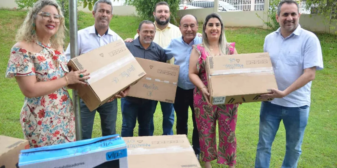 Centro de Atendimento ao Autista e Policlínica Barral y Barral recebem doação de 7 computadores