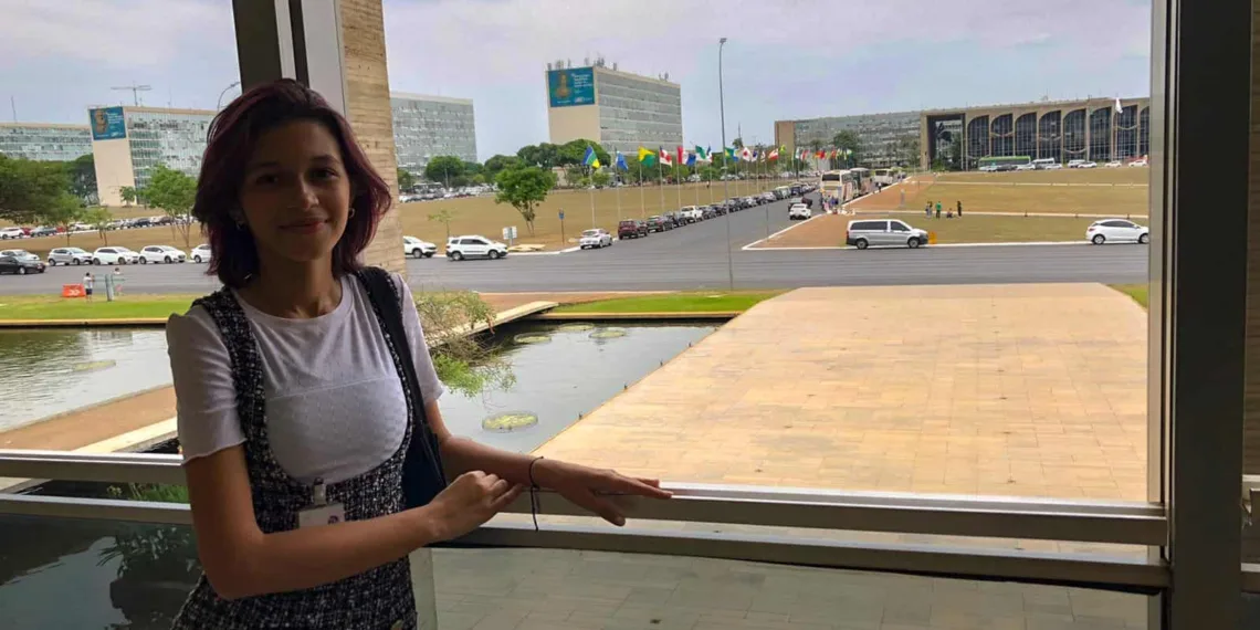 Com o sonho de cursar Relações Internacionais, acreana pede ajuda para participar de competição para entrar em Harvard