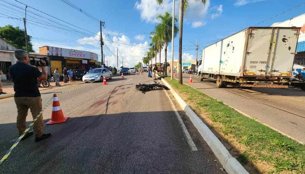 Mecânico de 28 anos morre em acidente envolvendo a moto que pilotava e uma caminhonete, em Rio Branco