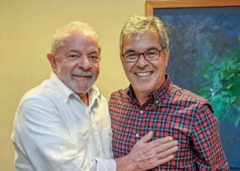 A três dias da posse, Jorge Viana posta foto com Lula: 'vamos em frente'
