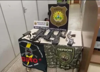 Polícia apreende armas de alto calibre e prende seis durante operação na fronteira do Acre