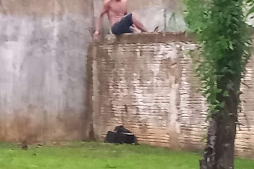 Vídeo mostra homem pulando muro do Cras Rui Lino e tentativa de furto de baterias é interrompida pela polícia (Foto: Reprodução