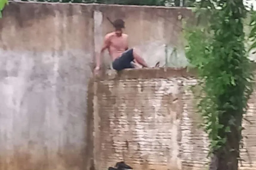 Vídeo mostra homem pulando muro do Cras Rui Lino e tentativa de furto de baterias é interrompida pela polícia (Foto: Reprodução