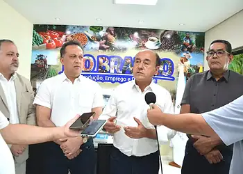 Prefeito anuncia pagamento de abono aos servidores (Foto: Evandro Derze/Assecom)