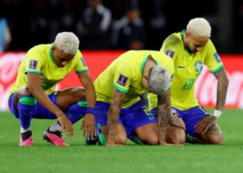 Rodrygo, Pedro e Neymar após o Brasil ser eliminado pela Croácia Foto: Matthew Childs / Reuters