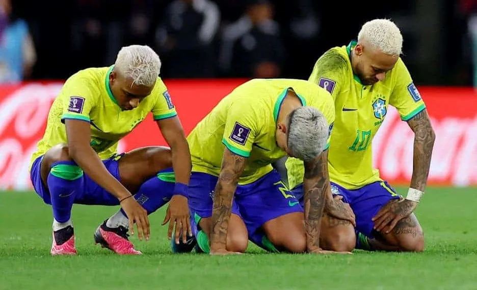 Rodrygo, Pedro e Neymar após o Brasil ser eliminado pela Croácia Foto: Matthew Childs / Reuters
