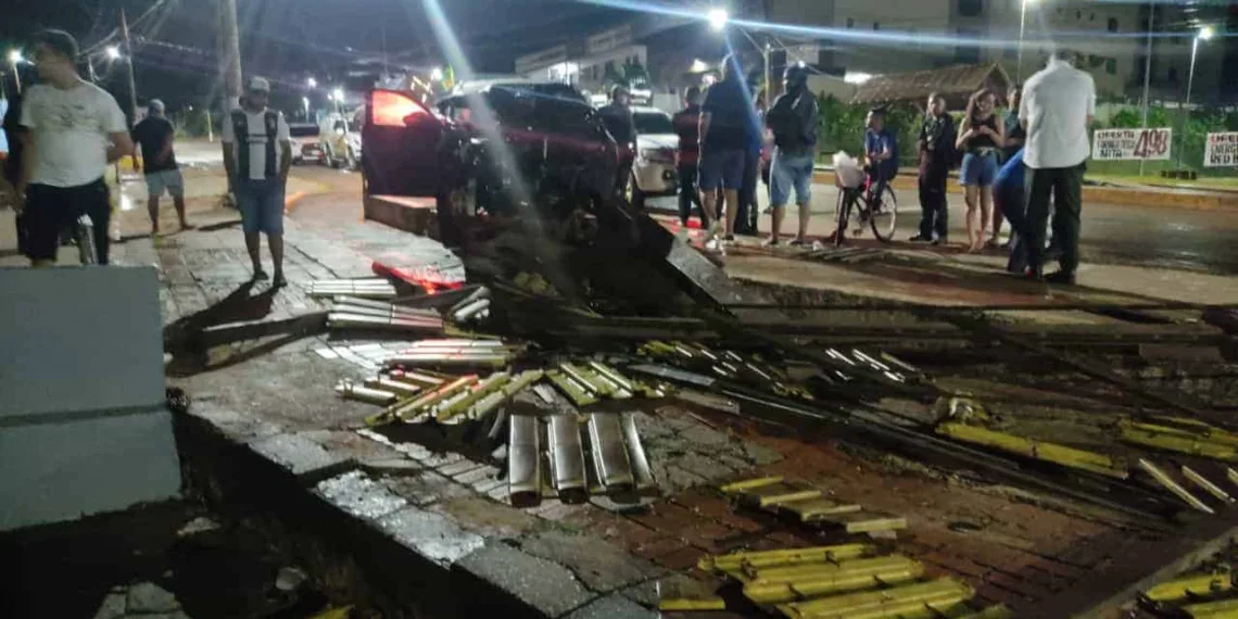 Motorista com sinais de embriaguez é conduzido à Defla após derrubar parada de ônibus em Rio Branco (Arquivo/BPTrans)
