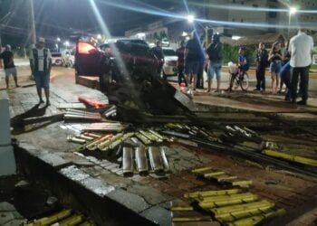 Motorista com sinais de embriaguez é conduzido à Defla após derrubar parada de ônibus em Rio Branco (Arquivo/BPTrans)