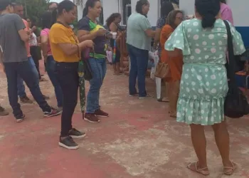 Em Porto Acre, servidores da educação fazem ato em frente a prefeitura para reivindicar reajuste salarial