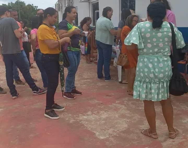 Em Porto Acre, servidores da educação fazem ato em frente a prefeitura para reivindicar reajuste salarial