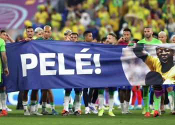 Filha de Maradona causa polêmica após homenagem do Brasil a Pelé
