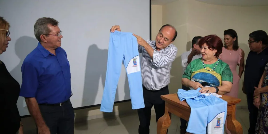 Alunos da rede municipal de Rio Branco vão receber kits de uniformes em 2023; investimento é de R$ 3 milhões