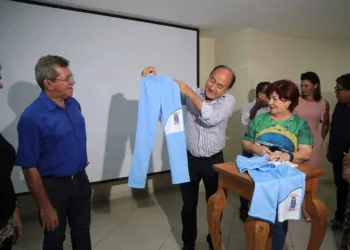 Alunos da rede municipal de Rio Branco vão receber kits de uniformes em 2023; investimento é de R$ 3 milhões