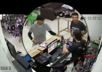 Imagens de câmeras de segurança mostram assalto a loja de confecções em Cruzeiro do Sul