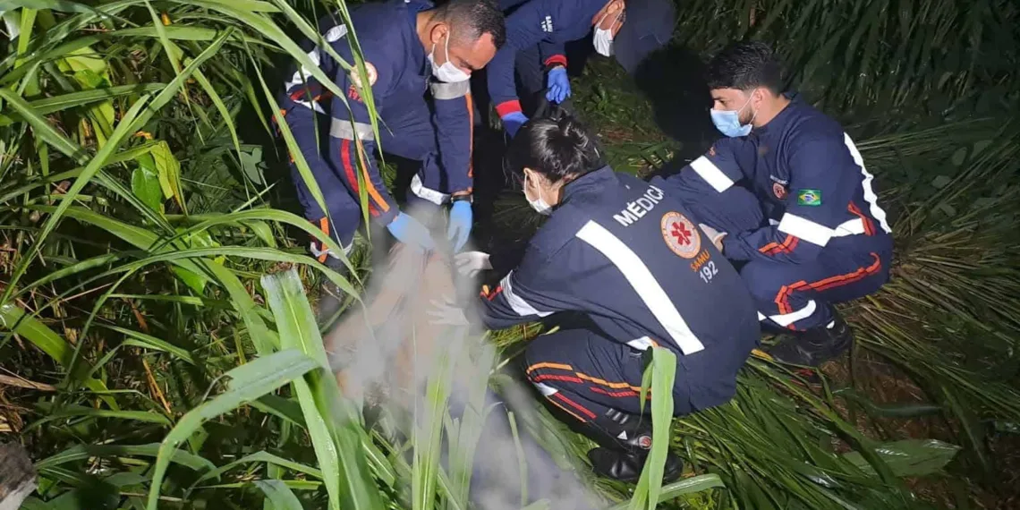 Homem é morto a tiros na frente de casa por dupla em motocicleta
