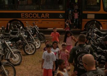Membros de Moto Club no Acre fazem mobilização para arrecadar doações para famílias carentes (Foto: Arquivo pessoal)