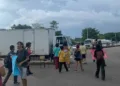Alunos da Ufac protestam contra cortes feitos pelo governo federal e fecham BR-364 em Rio Branco