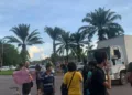 Alunos da Ufac protestam contra cortes feitos pelo governo federal e fecham BR-364 em Rio Branco