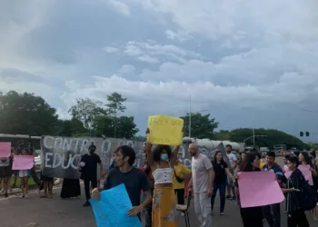 Alunos da Ufac protestam contra os cortes feitos pelo governo federal e fecham da BR-364 em Rio Branco (Fotos: Railine Gadelha)