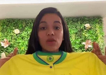 Influencer do Acre faz campanha para arrecadar cestas básicas de Natal com sorteio de blusa da seleção autografada