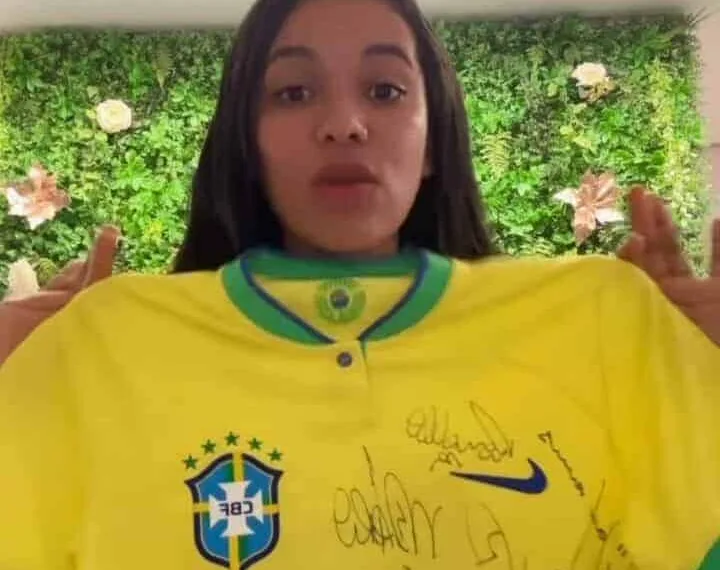 Influencer do Acre faz campanha para arrecadar cestas básicas de Natal com sorteio de blusa da seleção autografada