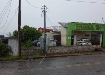 Temporal derruba torre de telefonia em cima de delegacia em Rio Branco; Defesa Civil registrou mais de 30 ocorrências