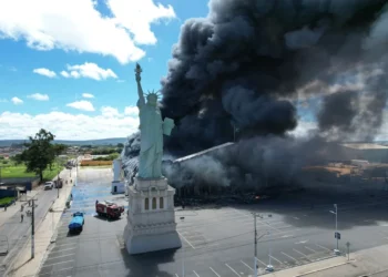 Incêndio destrói loja da Havan em Vitória da Conquista, na Bahia — Foto: Paulo Silveira