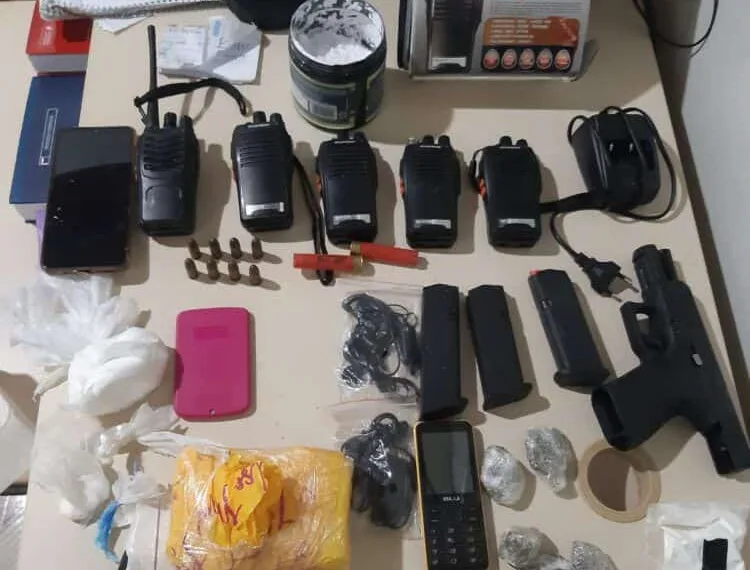 Operação das polícias civil e militar prende criminosos com armas, drogas e rádios comunicadores no Bujari
