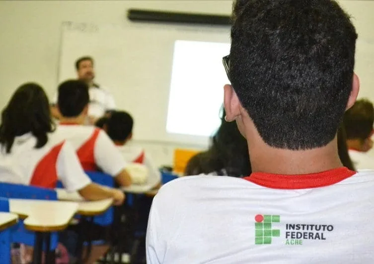 Ifac abre vagas para professor substituto de matemática com salário de até R$ 5.800