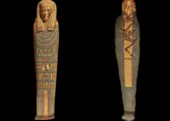 Menino mumificado há 2,3 mil anos no Egito tem um coração de ouro – literalmente 18 A múmia completa, à esquerda e, à direita, uma das camadas de seu interior reveladas.