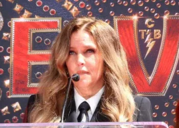 A cantora Lisa Marie, filha de Elvis Presley, morre aos 54 anos de idade
