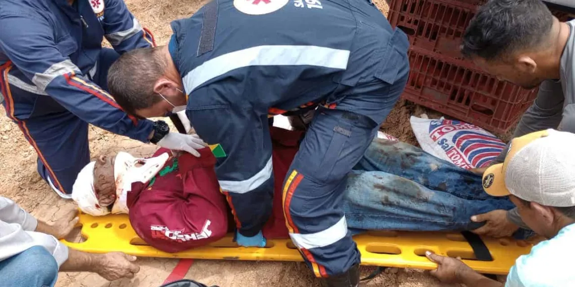 Em Rio Branco, colisão entre carro e moto deixa motociclista gravemente ferido e caminhonete capotada