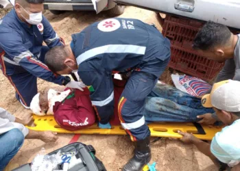 Em Rio Branco, colisão entre carro e moto deixa motociclista gravemente ferido e caminhonete capotada