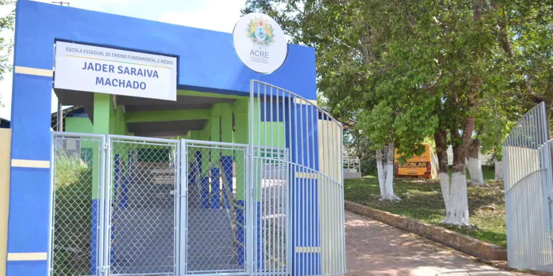 Trabalhador é perseguido e baleado com tiro no peito dentro de escola no Acre