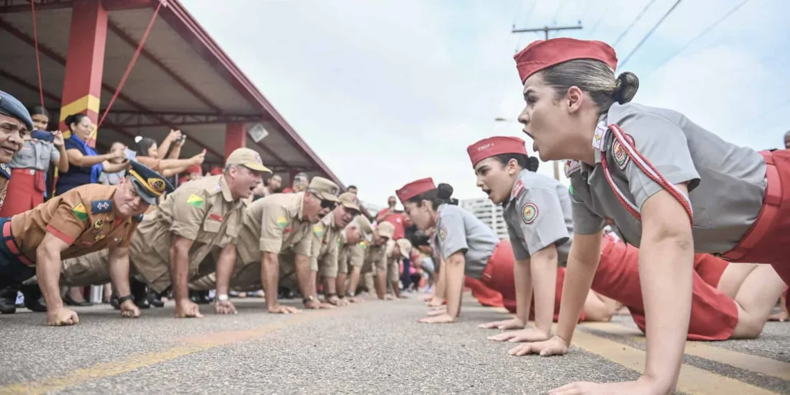 Comandantes de batalhões, coordenadores do colégio militar e estudantes na tradicional flexão, ao final da cerimônia de colação de grau. Foto: Diego Gurgel/Secom