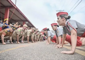 Comandantes de batalhões, coordenadores do colégio militar e estudantes na tradicional flexão, ao final da cerimônia de colação de grau. Foto: Diego Gurgel/Secom