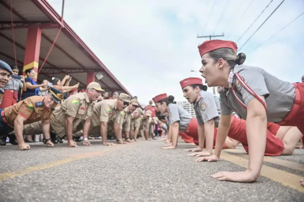 Quase 300 estudantes do Colégio Militar Dom Pedro 2º colam grau com festa no quartel do Corpo de Bombeiros