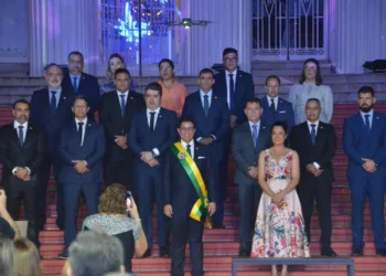 Gladson e Mailza são empossados na Aleac; governador diz que está em contagem regressiva para gerar mais emprego e renda no Estado
