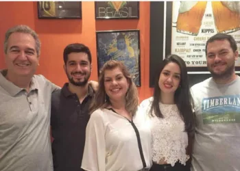 O procurador do Estado aposentado, Édson Manchini, na foto com a esposa Gigi e os filhos, é o aniversariante do próximo dia 13