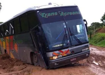 Empresa de ônibus alerta passageiros sobre atraso das viagens devido as péssimas condições da BR-364
