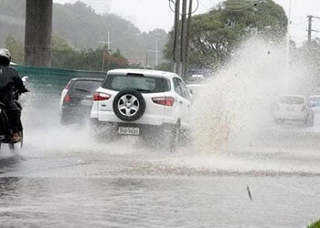 Para-dirigir-na-chuva-é-importante-diminuir-a-velocidade-Foto-internet