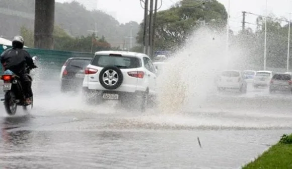 Para-dirigir-na-chuva-é-importante-diminuir-a-velocidade-Foto-internet