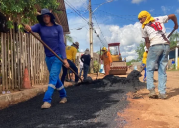 Bairro Ayrton Senna recebe serviço de beneficiamento de tapa-buraco