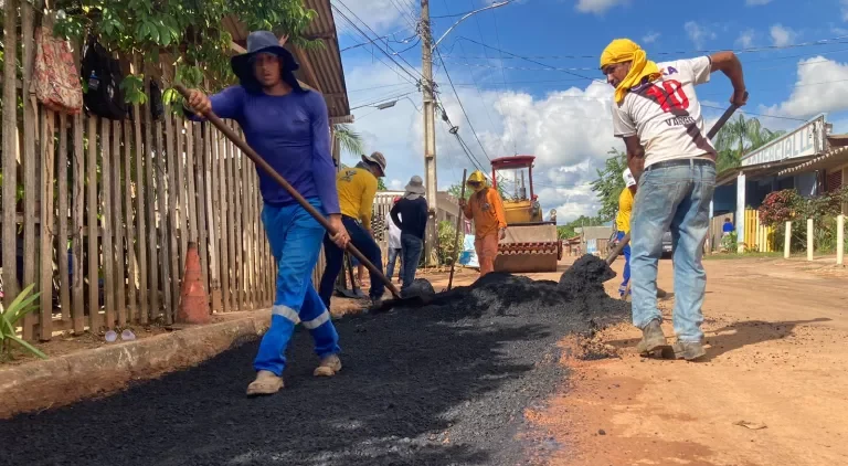 Bairro Ayrton Senna recebe serviço de beneficiamento de tapa-buraco