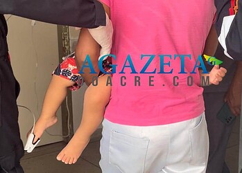 Criança de 1 ano é atingida por tiro após mexer em espingarda do avô em Rio Branco