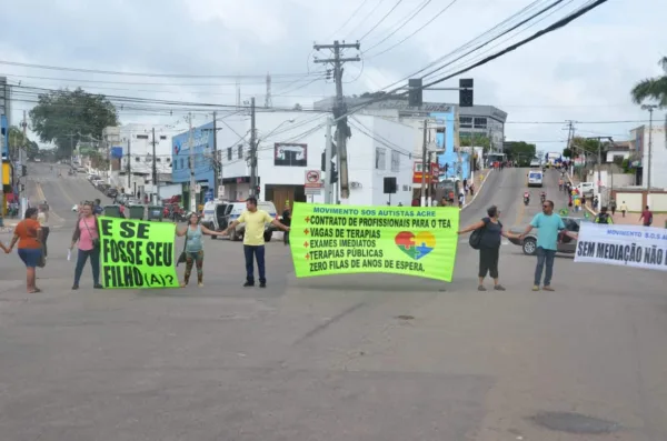 Familiares de crianças autistas fazem protesto em frente ao Terminal Urbano por falta de terapias 