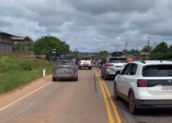 Há três dias retidos no Peru, brasileiros estão sendo escoltados por terra para o Acre, nesta sexta, 13; veja o vídeo