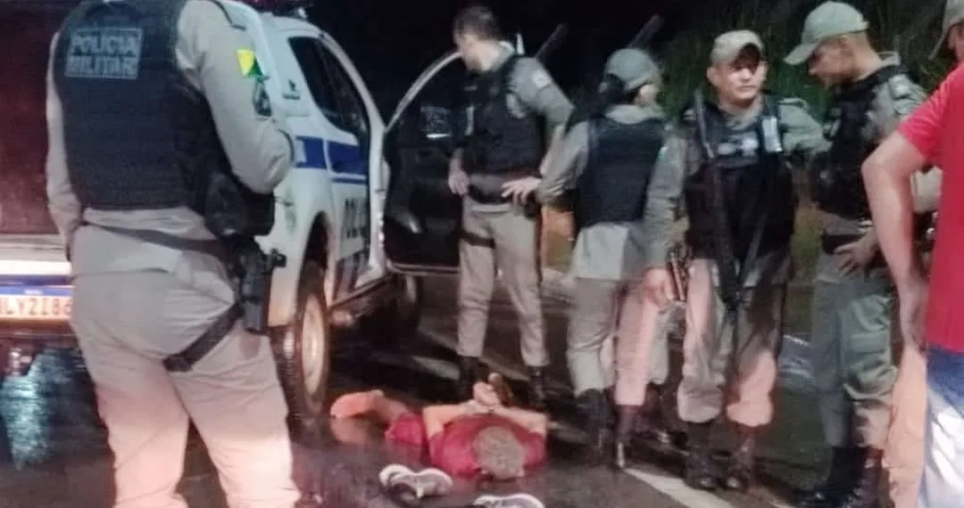 Bandidos rendem motorista e passageiros de ônibus e trocam tiros com a polícia; 2 são presos