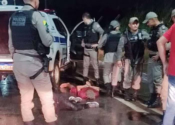 Bandidos rendem motorista e passageiros de ônibus e trocam tiros com a polícia; 2 são presos